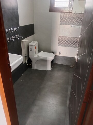 Bathroom in 1.5 BHK Builder Floor at Sector 18 – for Rent