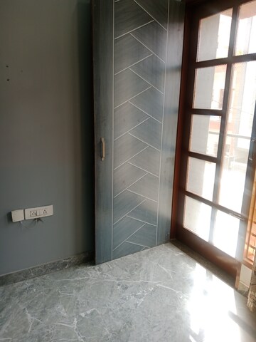 Room in 1.5 BHK Builder Floor at Sector 18 – for Rent