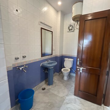 Team Area in 3 BHK Builder Floor at Shivalik Colony – for Rent