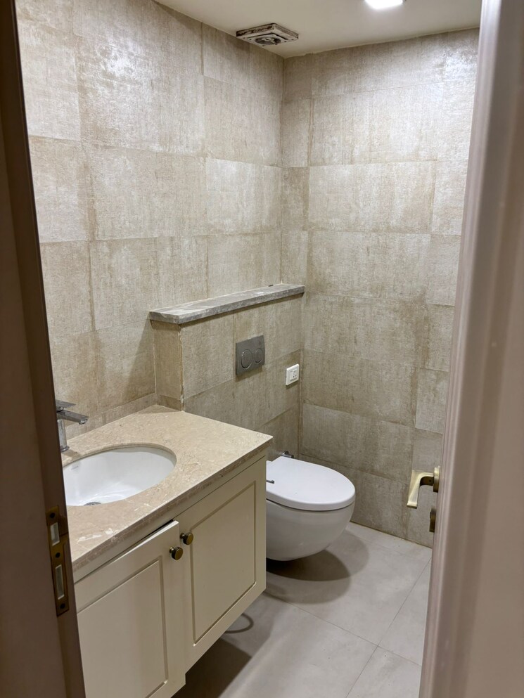 Bathroom, lajpat nagar 4 3 Bedroom 1800 Sq.Ft. Builder Floor In Lajpat Nagar 4 Delhi 8927097