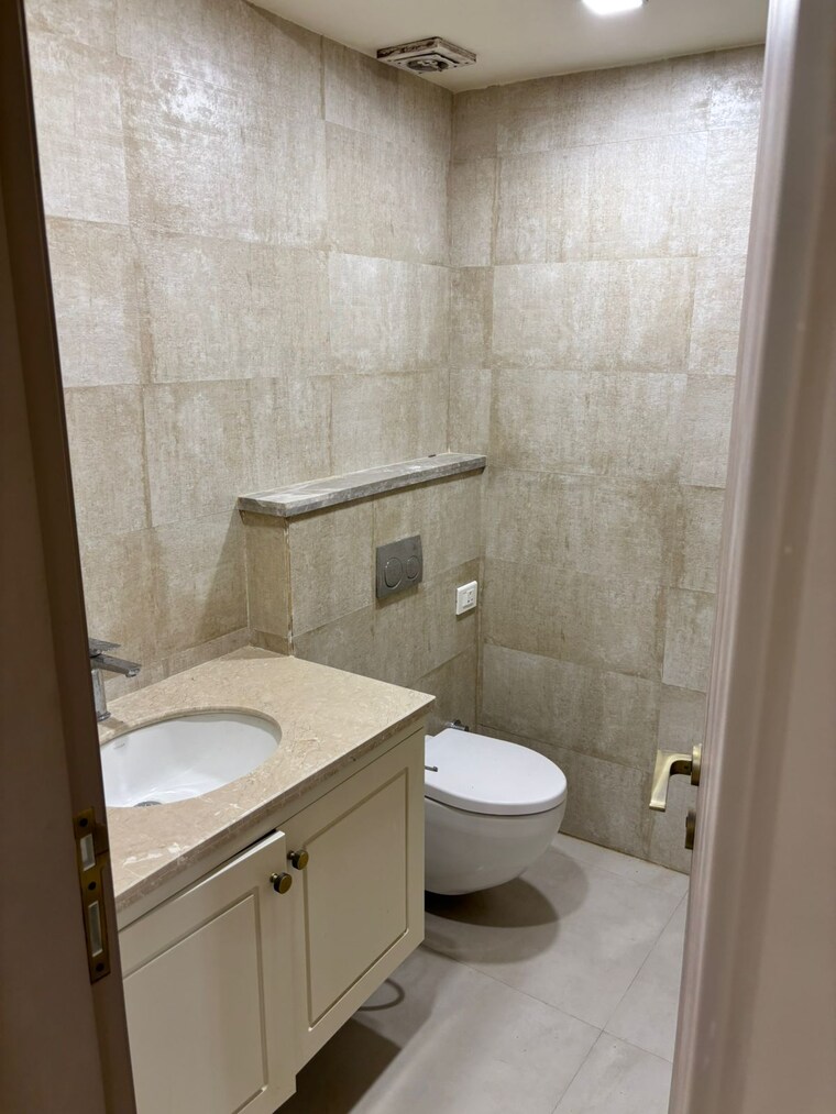 Bathroom, lajpat nagar 4 3 Bedroom 1800 Sq.Ft. Builder Floor In Lajpat Nagar 4 Delhi 8927097
