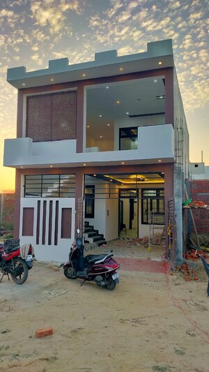 Parking in 2 BHK Independent House at Kursi Road – for Sale