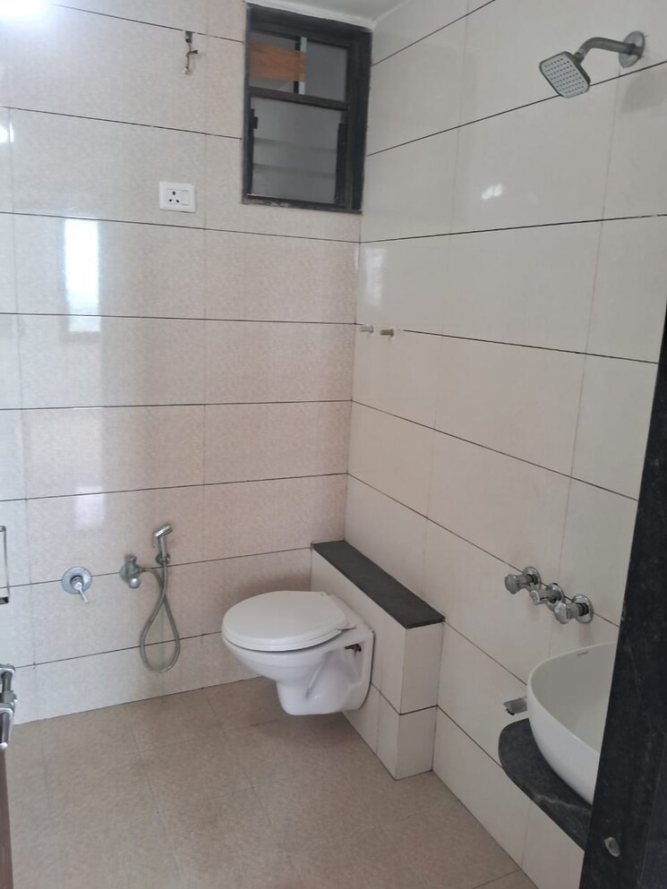 Bathroom, vaishnodevi circle 3 Bedroom 2032 Sq.Ft. Builder Floor In Vaishnodevi Circle Ahmedabad 8927104