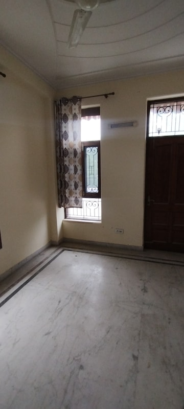 Furnished Amenities in 3 BHK Builder Floor at RWA Apartments Sector 19, Sector 19 – for Rent
