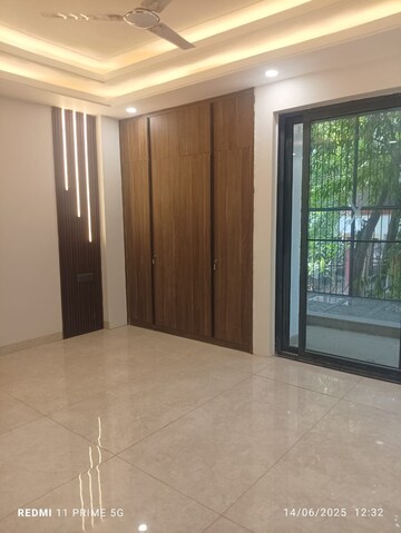 Room in 4 BHK Apartment at DLF The Belaire, Sector 54 – for Sale