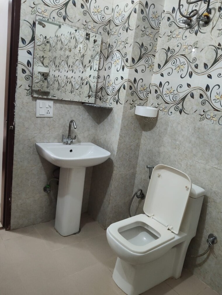 Bathroom, tata-raheja-raisina-residency 4 Bedroom 3829 Sq.Ft. Apartment In Sector 59 Gurgaon 8927180
