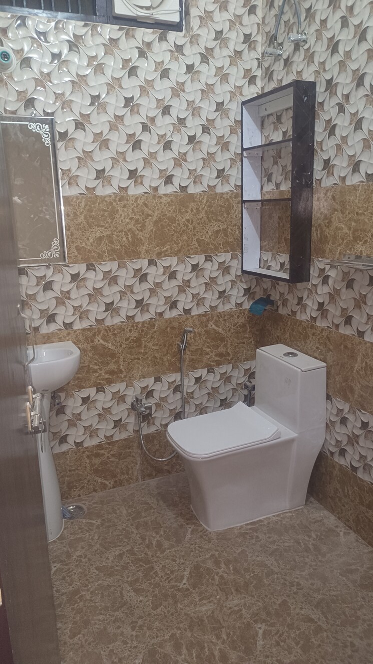 Bathroom, indira nagar 2 Bedroom 1500 Sq.Ft. Builder Floor In Indira Nagar Lucknow 8927281