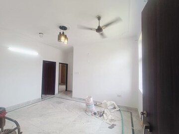 Room in 4 BHK Builder Floor at Green Fields Colony – for Rent