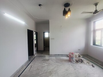 Room in 4 BHK Builder Floor at Green Fields Colony – for Rent