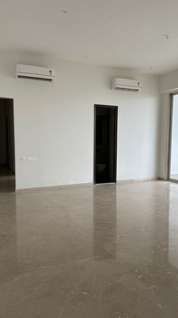 Room in 2 BHK Apartment at JP Decks, Goregaon East – for Rent