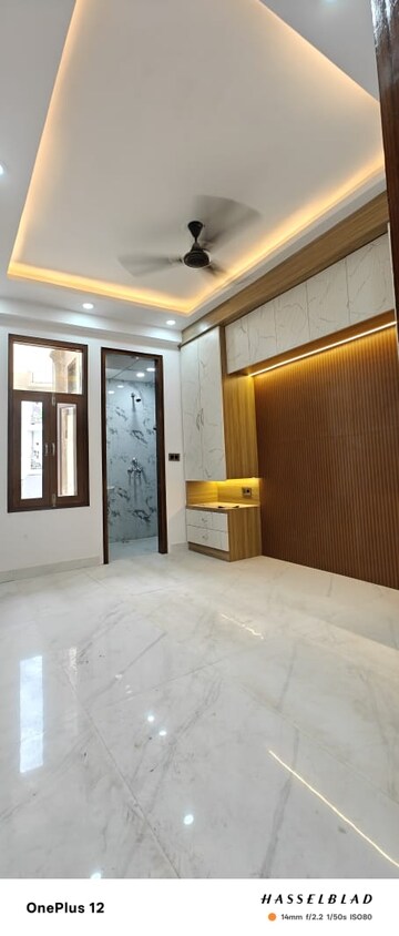 Room in 3 BHK Builder Floor at Sector 73 – for Rent