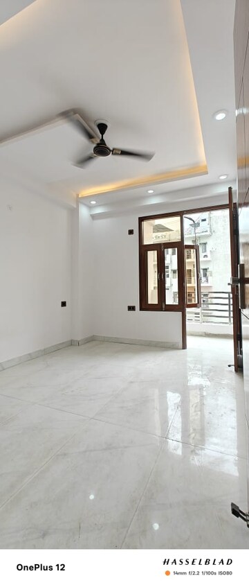 Room in 3 BHK Builder Floor at Sector 73 – for Rent