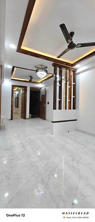 Room in 3 BHK Builder Floor at Sector 73 – for Rent