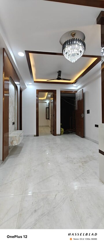 Room in 3 BHK Builder Floor at Sector 73 – for Rent