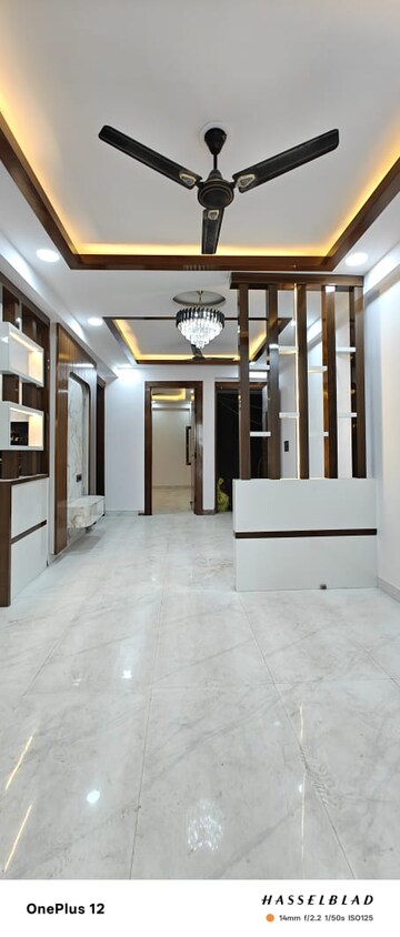 Room in 3 BHK Builder Floor at Sector 73 – for Rent