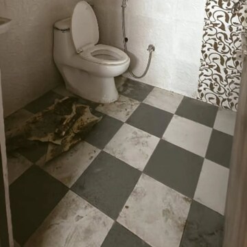 Bathroom in 1 BHK Builder Floor at Sector 73 – for Rent