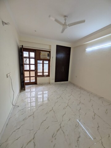 Room in 3 BHK Builder Floor at Sushant Lok 2, Sector 57 – for Rent