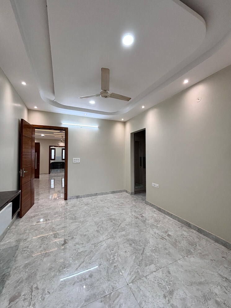 Room, sector 76 4 Bedroom 250 Sq.Yd. Builder Floor In Sector 76 Faridabad 8927575