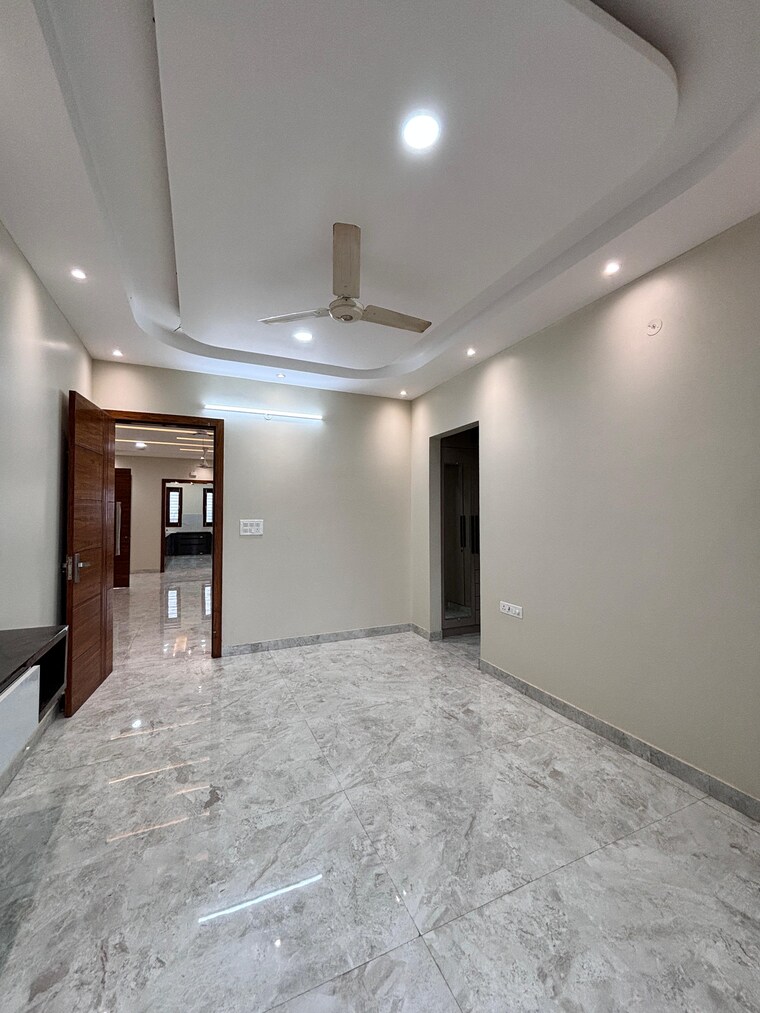 Room, sector 76 4 Bedroom 250 Sq.Yd. Builder Floor In Sector 76 Faridabad 8927575