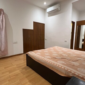 Bedroom in 3 BHK Builder Floor at Sarvapriya Vihar – for Rent