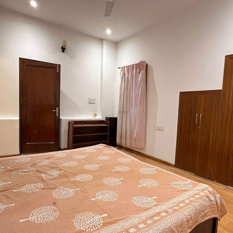 Bedroom, sarvapriya vihar 3 Bedroom 200 Sq.Yd. Builder Floor In Sarvapriya Vihar Delhi 8927634