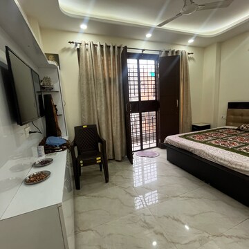 Room in 3 BHK Builder Floor at Sarvapriya Vihar – for Rent