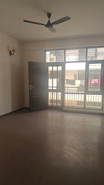 Room in 3 BHK Apartment at Ambika Florence Park, North Mullanpur – for Rent