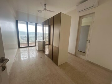 Room in 3 BHK Apartment at RNA Mirage, Worli – for Rent
