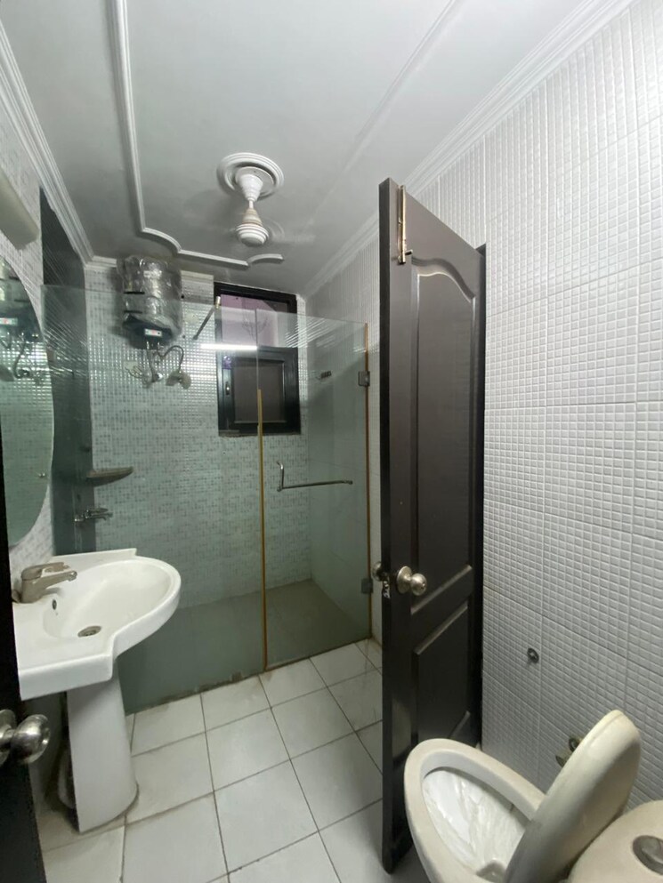 Bathroom, kishanpura 2 Bedroom 125 Sq.Yd. Apartment In Kishanpura Zirakpur 8927750