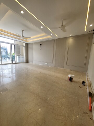 Furnished Amenities in 4 BHK Builder Floor at Uppal Southend, Sector 49 – for Rent