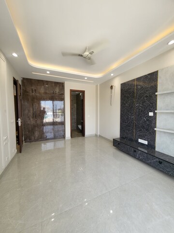 Furnished Amenities in 4 BHK Builder Floor at Uppal Southend, Sector 49 – for Rent