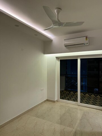 Room in 4 BHK Apartment at Central Park Flower Valley Aqua Front Towers, Sohna Sector 33 – for Rent