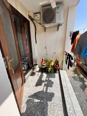 Building Lobby in 3 BHK Builder Floor at Ardee City, Sector 52 – for Sale