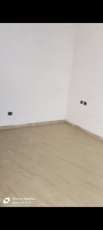 Room in 2.5 BHK Apartment at SLF Anushree, Sector 75 – for Sale