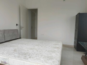 Room in 3 BHK Apartment at Indiabulls Sky Forest, Lower Parel – for Rent