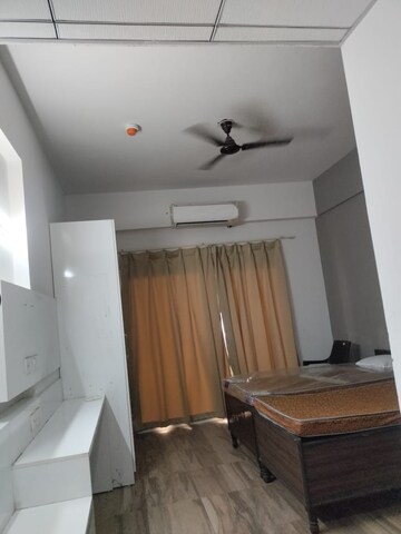 Furnished Amenities in 1 BHK Apartment at Paramount Golfforeste, Zeta I Greater Noida – for Rent