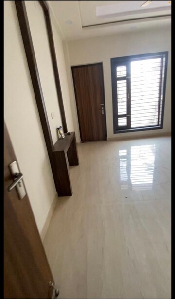 Room in 6 BHK Independent House at Narayan Vihar – for Rent