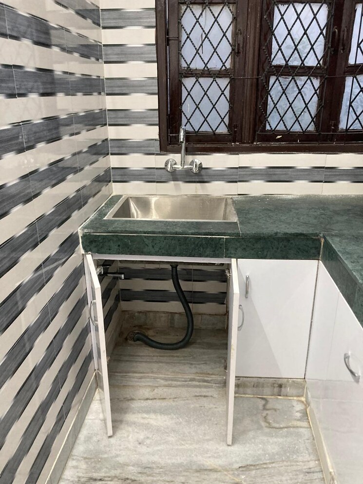 Kitchen, jawahar park 3 Bedroom 950 Sq.Ft. Builder Floor In Jawahar Park Delhi 8928083