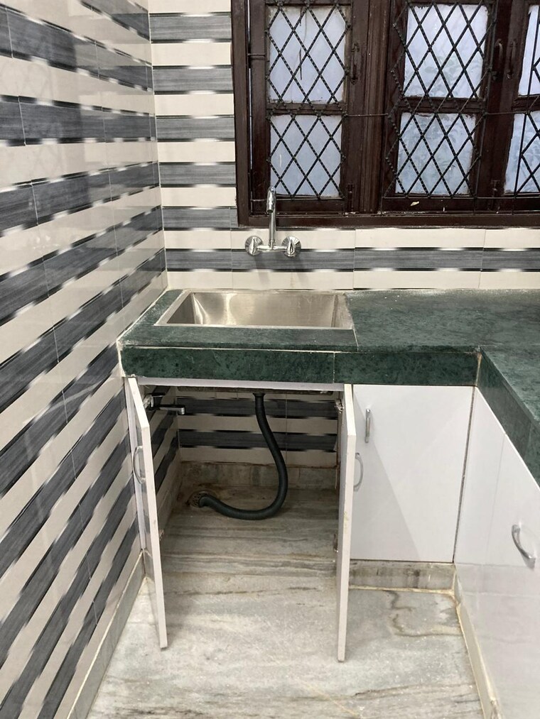 Kitchen, jawahar park 3 Bedroom 950 Sq.Ft. Builder Floor In Jawahar Park Delhi 8928083