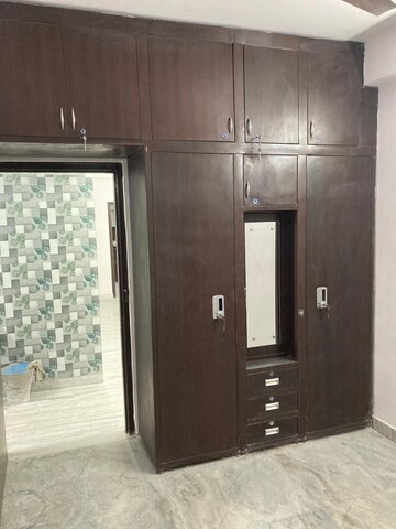 Furnished Amenities in 3 BHK Builder Floor at Jawahar Park – for Sale
