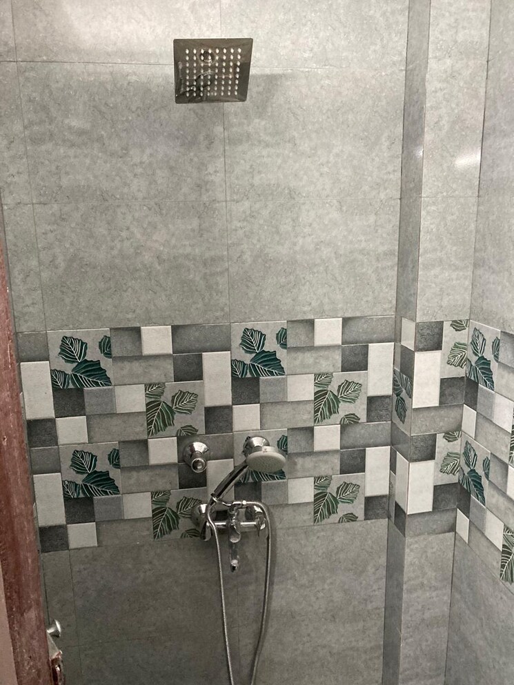 Bathroom, jawahar park 3 Bedroom 950 Sq.Ft. Builder Floor In Jawahar Park Delhi 8928083