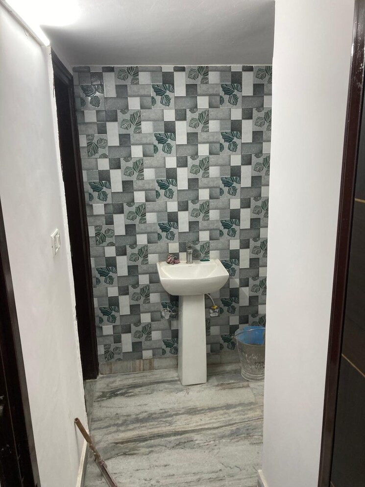 Bathroom, jawahar park 3 Bedroom 950 Sq.Ft. Builder Floor In Jawahar Park Delhi 8928083