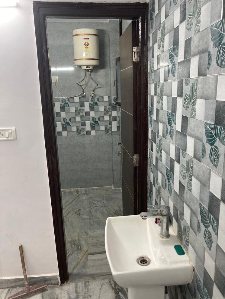 Bathroom, jawahar park 3 Bedroom 950 Sq.Ft. Builder Floor In Jawahar Park Delhi 8928083