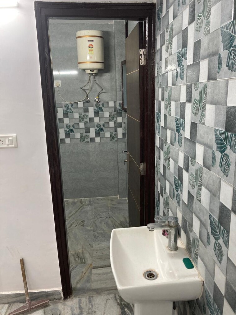 Bathroom, jawahar park 3 Bedroom 950 Sq.Ft. Builder Floor In Jawahar Park Delhi 8928083