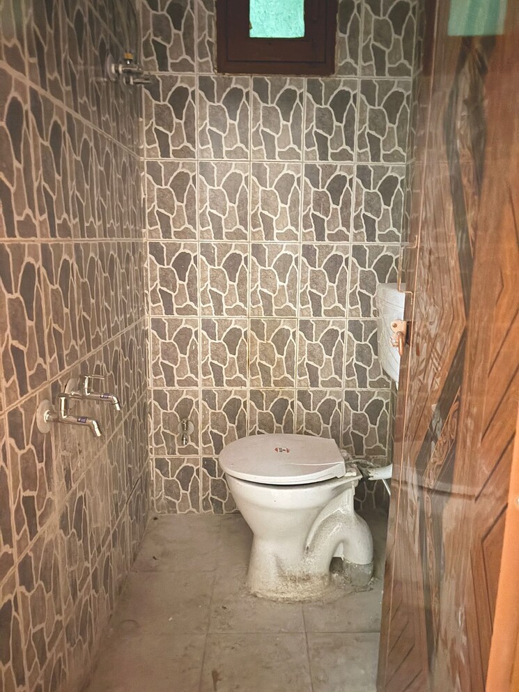 Bathroom, jawahar park 2 Bedroom 650 Sq.Ft. Builder Floor In Jawahar Park Delhi 8928175