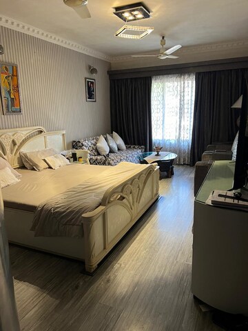 Bedroom in 4 BHK Apartment at Rushi Tower, Andheri West – for Sale