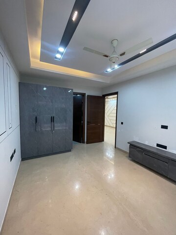 Room in 4 BHK Builder Floor at Sushant Lok Iii – for Rent