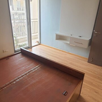 Room in 3 BHK Apartment at Emaar Palm Select, Sector 77 – for Rent