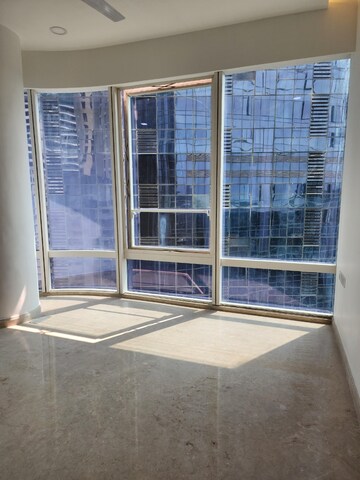 Room in 3 BHK Apartment at Indiabulls Blu, Worli – for Rent