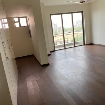 Room in 4 BHK Apartment at Tata Primanti-Executive Apartments, Dhani – for Rent